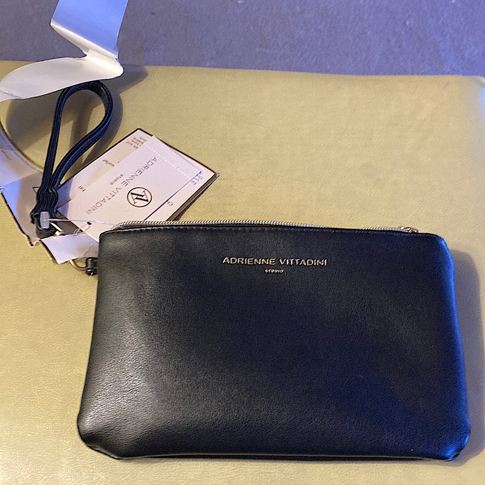 NEW Adrienne Vittadini Logo studio Black Charging wristlet wallet zip closure